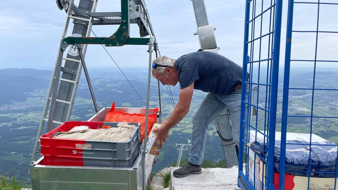 Anton lässt Lebensmittel per Materialseilbahn hinunter zum Zeppezauerhaus. 