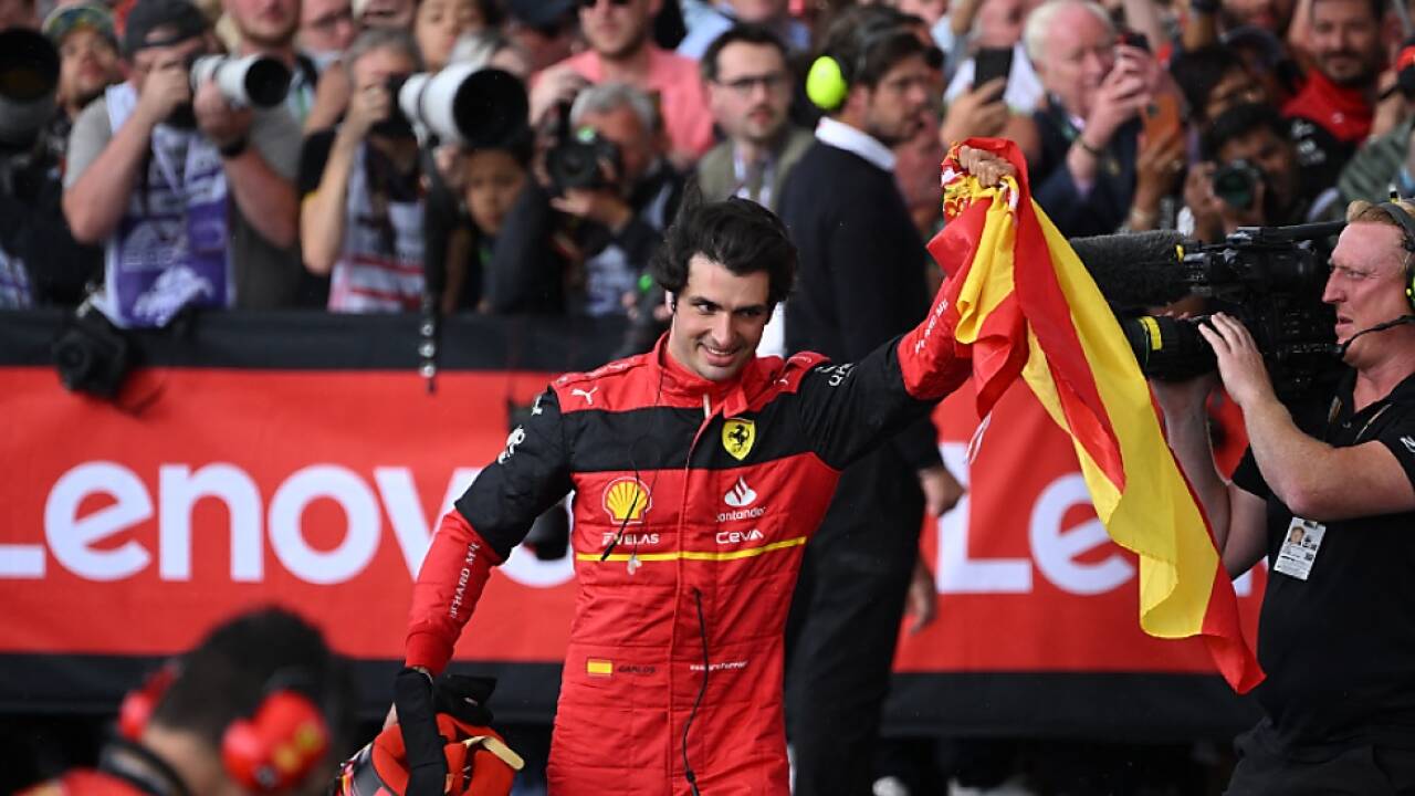 Carlos Sainz jubelte mit der spanischen Flagge 