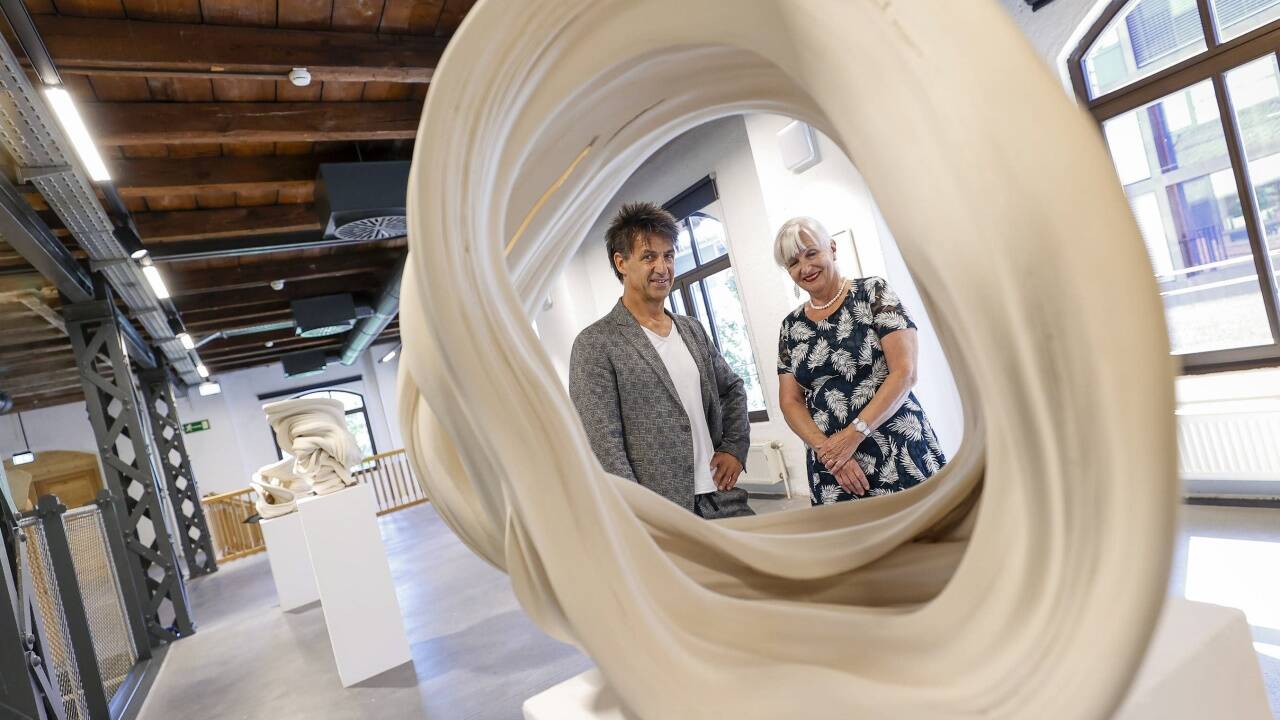  Mehr als 150 Jahre Bildhauerkunst werden ab 22. Juli in einer Ausstellung in Hallein erlebbar. Sechs Gebäude werden zum Schauplatz. Im Bild Halleins Vizebgm. und Kulturstadträtin Rosa Bock (SPÖ) und Organisator Johann Gutschi im Ziegelstadel vor einem Werk der Pongauer Bildhauerin Ulrike Zerzer.  
