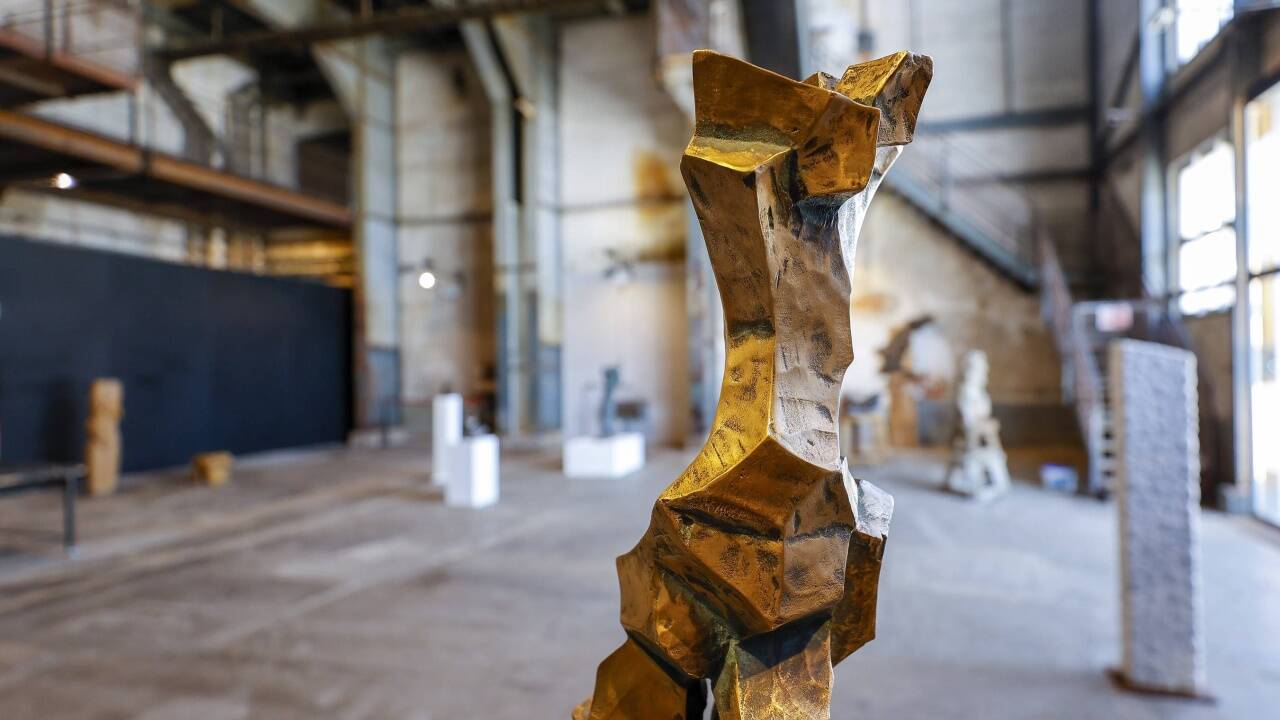 „Tänzerin“ des heuer im März in Wien verstorbenen Bildhauers Oskar Eberhard Höfinger. Er hatte von 1952 bis 1956 die Fachschule für Holz- und Steinbildhauerei in Hallein besucht.  