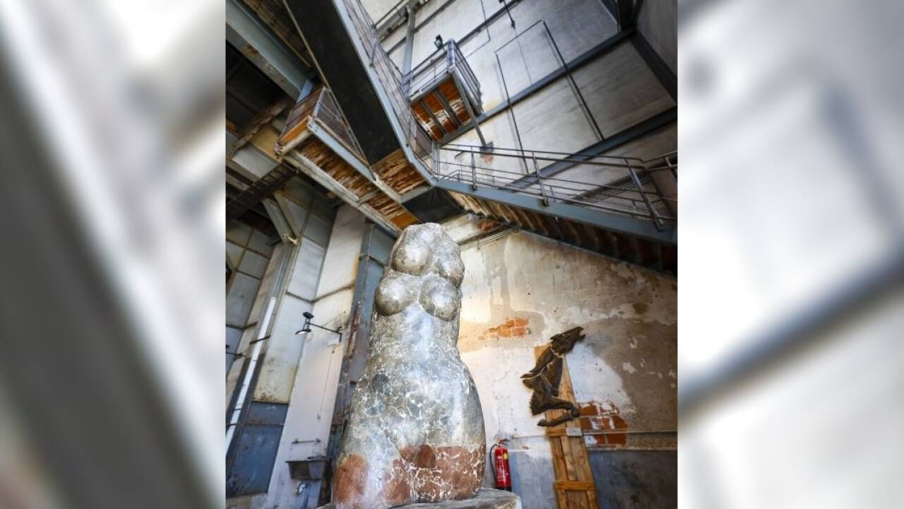 Eine Marmorskulptur von Walter Meierhofer.  