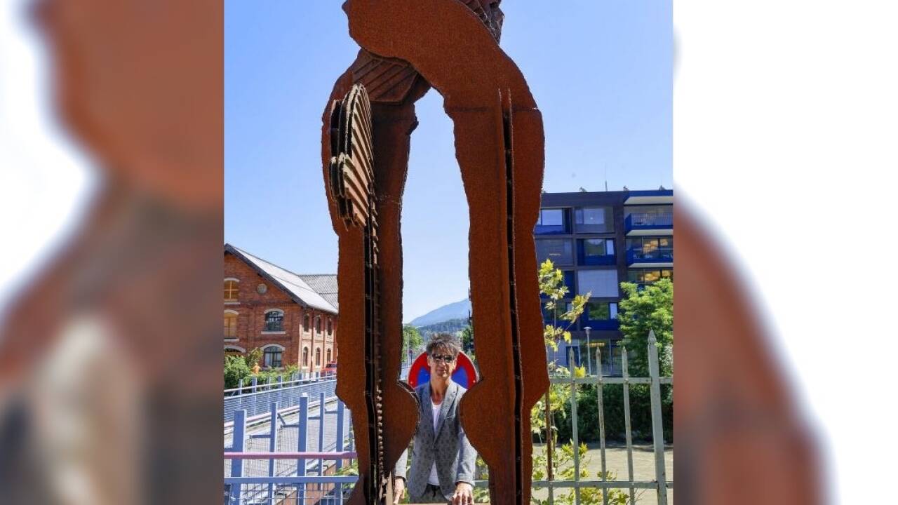 Das Werk „Zuwendung“ des in Wien lebenden Adneter Bildhauers Peter H. Wiener ist seit knapp zwei Wochen an der Brücke zwischen Ziegelstadel und Saline zu sehen. Es bleibt als Dauerleihgabe in der Stadt. Dahinter Johann Gutschi.  