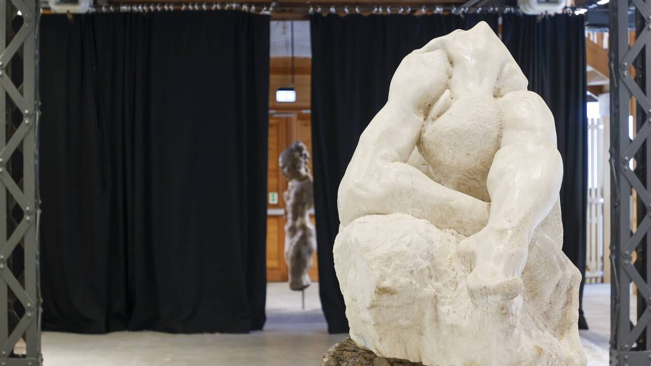 Im Ziegelstadel sind auch Werke des Bildhauers Ferdinand Böhme zu sehen. Vorne die Skulptur „Maria“. Hinter dem Vorhang seine Medusa.  