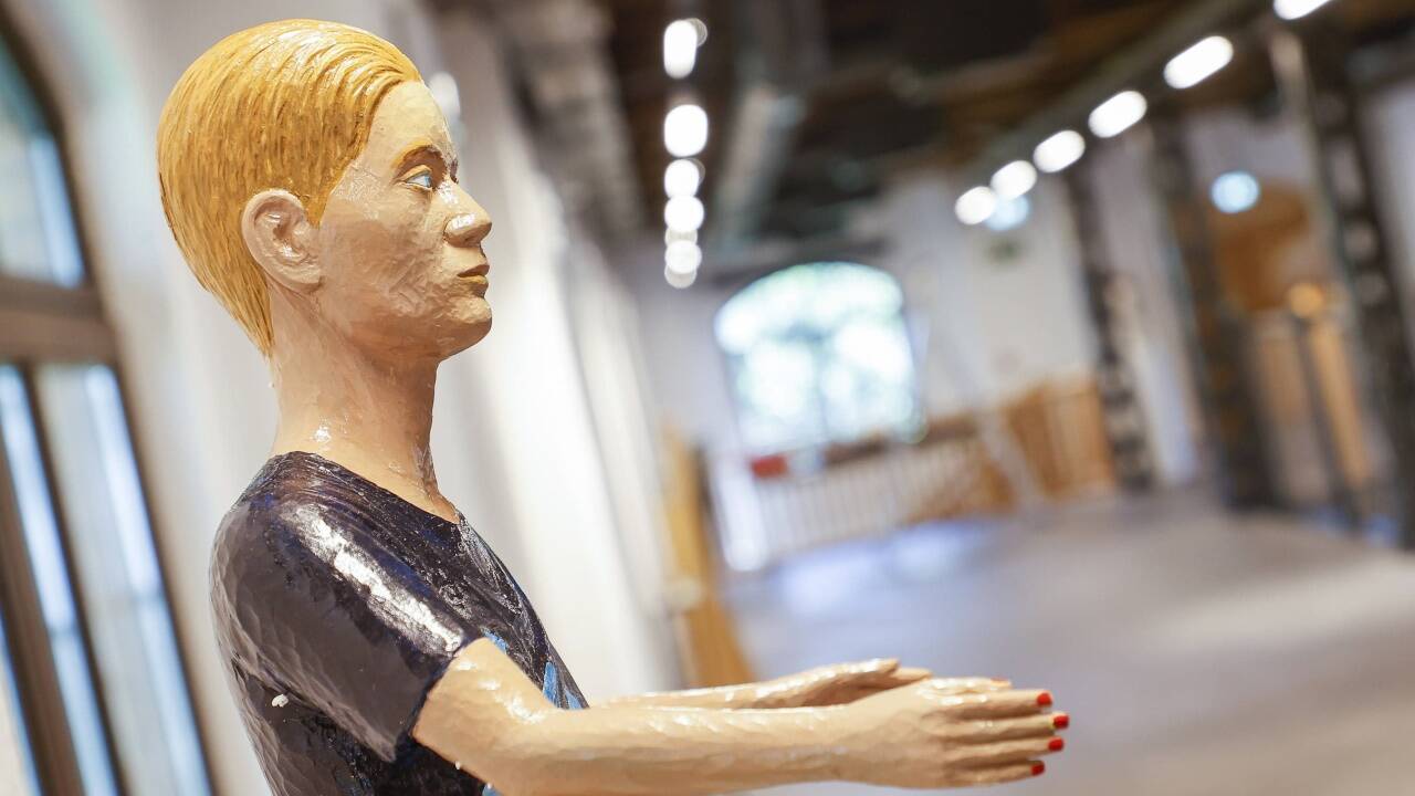 Bunte Holzfigur von Fabian Fink.  