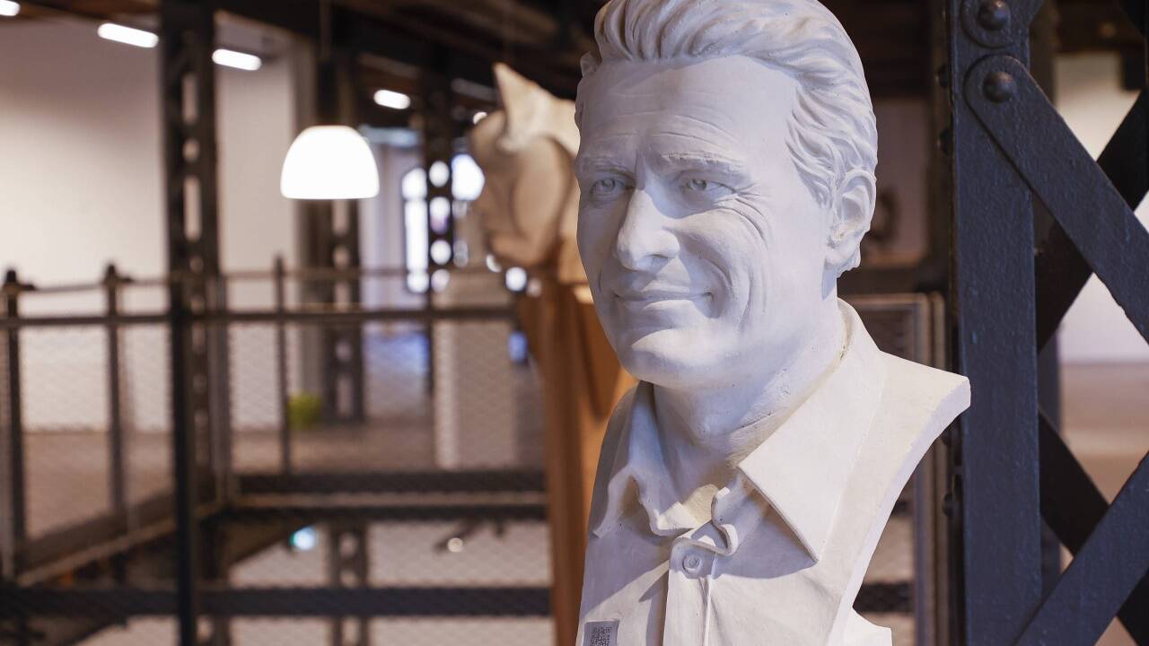 Bildhauer Wolfgang Karnutsch hat diese Büste des 2017 verstorbenen Schauspielers Klaus Wildbolz geschaffen. Auch seine Büste von Lady Di ist in der Ausstellung zu sehen.  