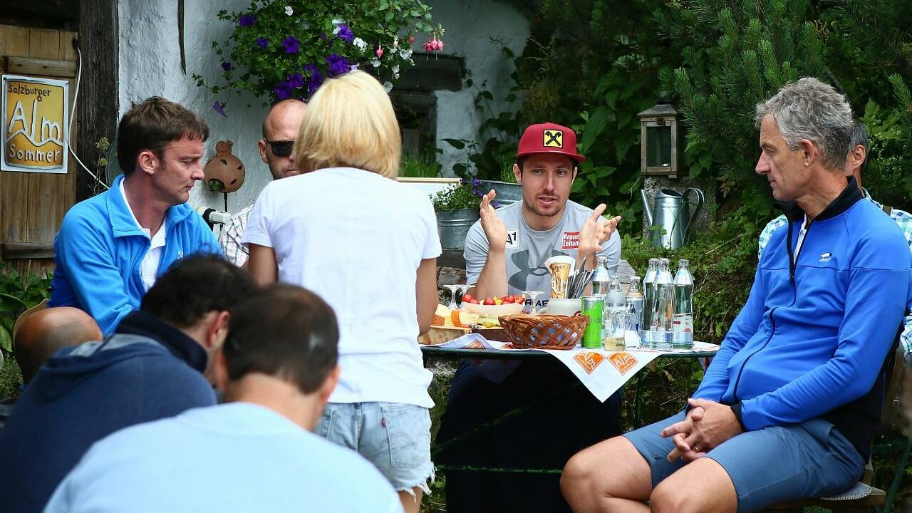Marcel Hirscher lud auf "seiner" Stuhlalm zu Kaiserschmarrn und Talk