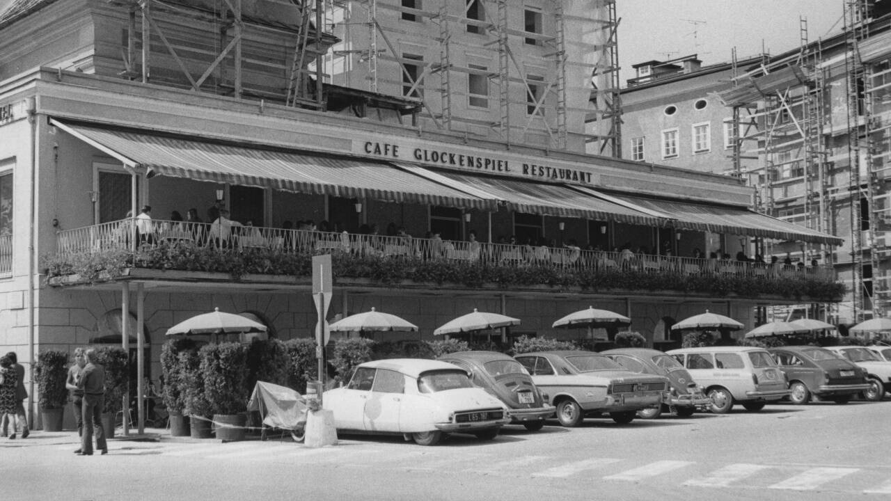 Parkplatz statt Gastgarten vor dem Cafe Glockenspiel in den 70ern. Parkplatz statt Gastgarten vor dem Cafe Glockenspiel in den 70ern.