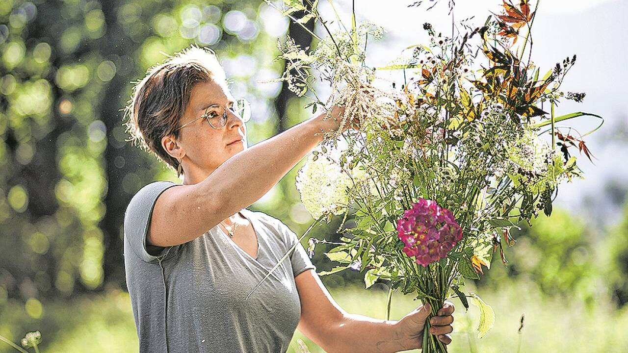 Wald und Wiese liefern das Material für Elena Hofmanns Sträuße und Arrangements. 