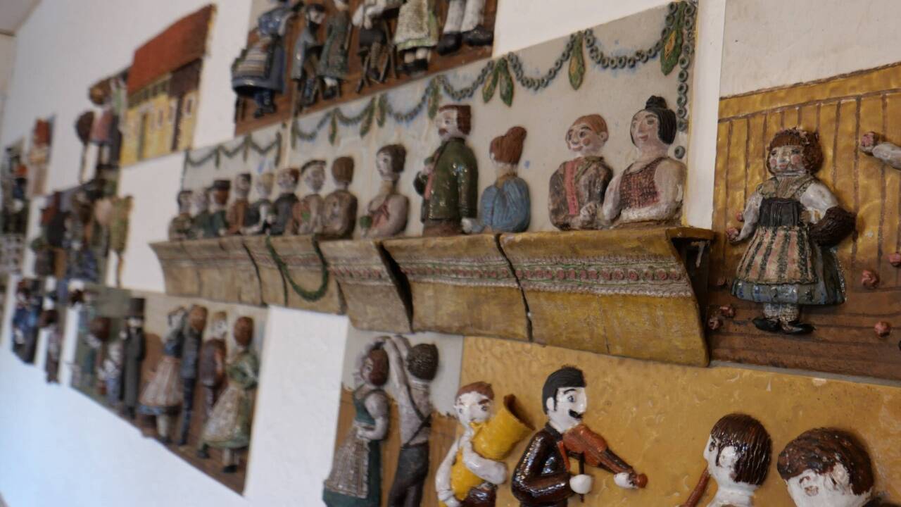 Detailblicke auf das Keramikrelief von Julia Winter.  