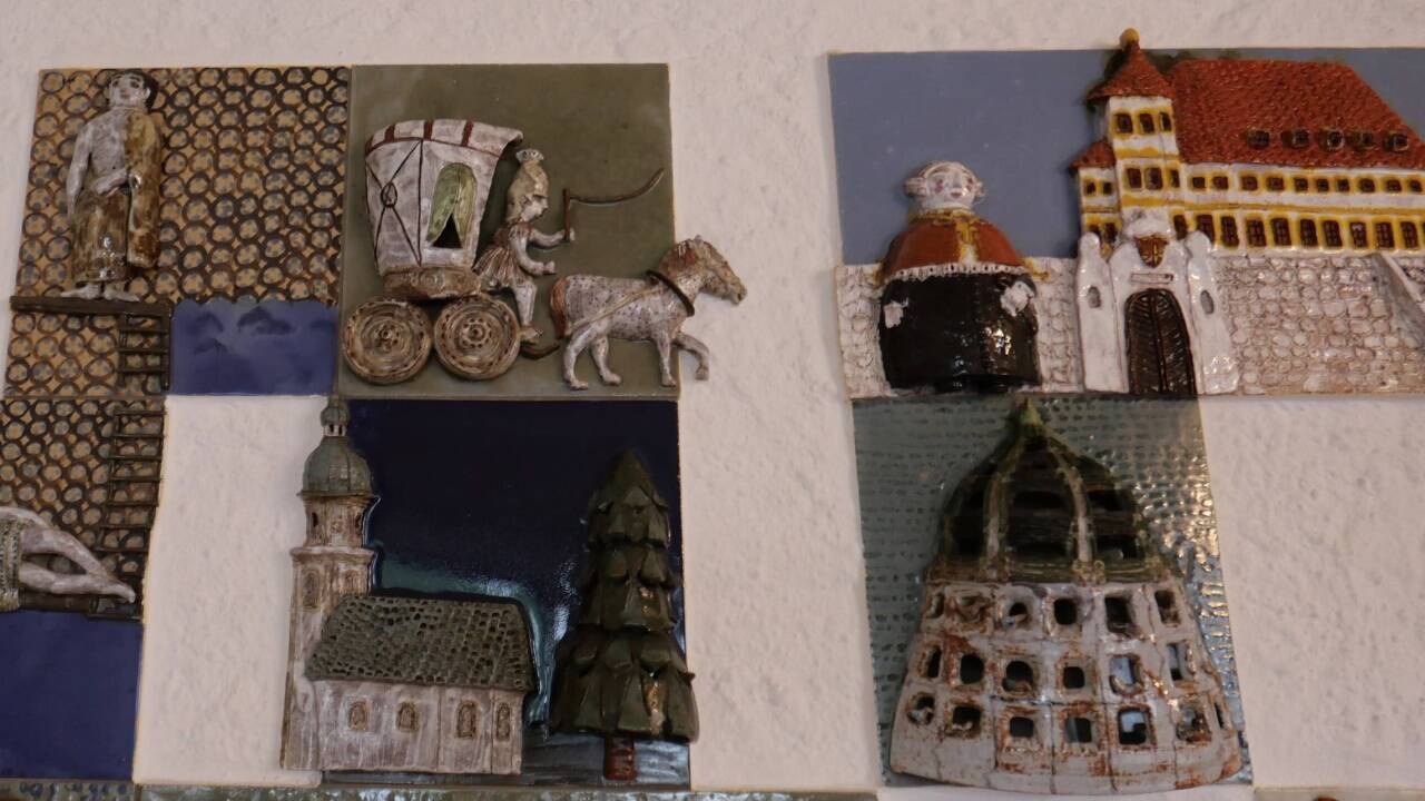 Detailblicke auf das Keramikrelief von Julia Winter.  