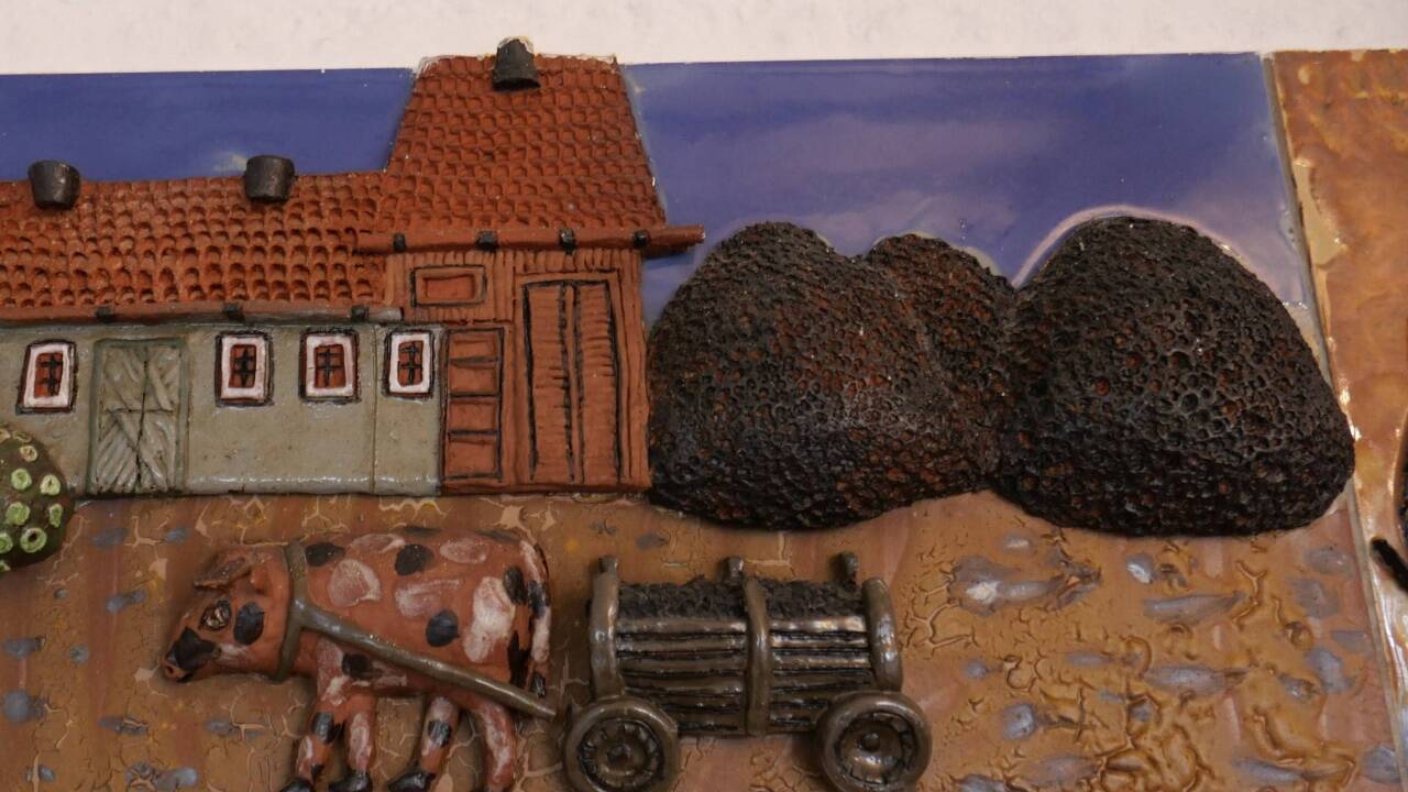 Detailblicke auf das Keramikrelief von Julia Winter.  