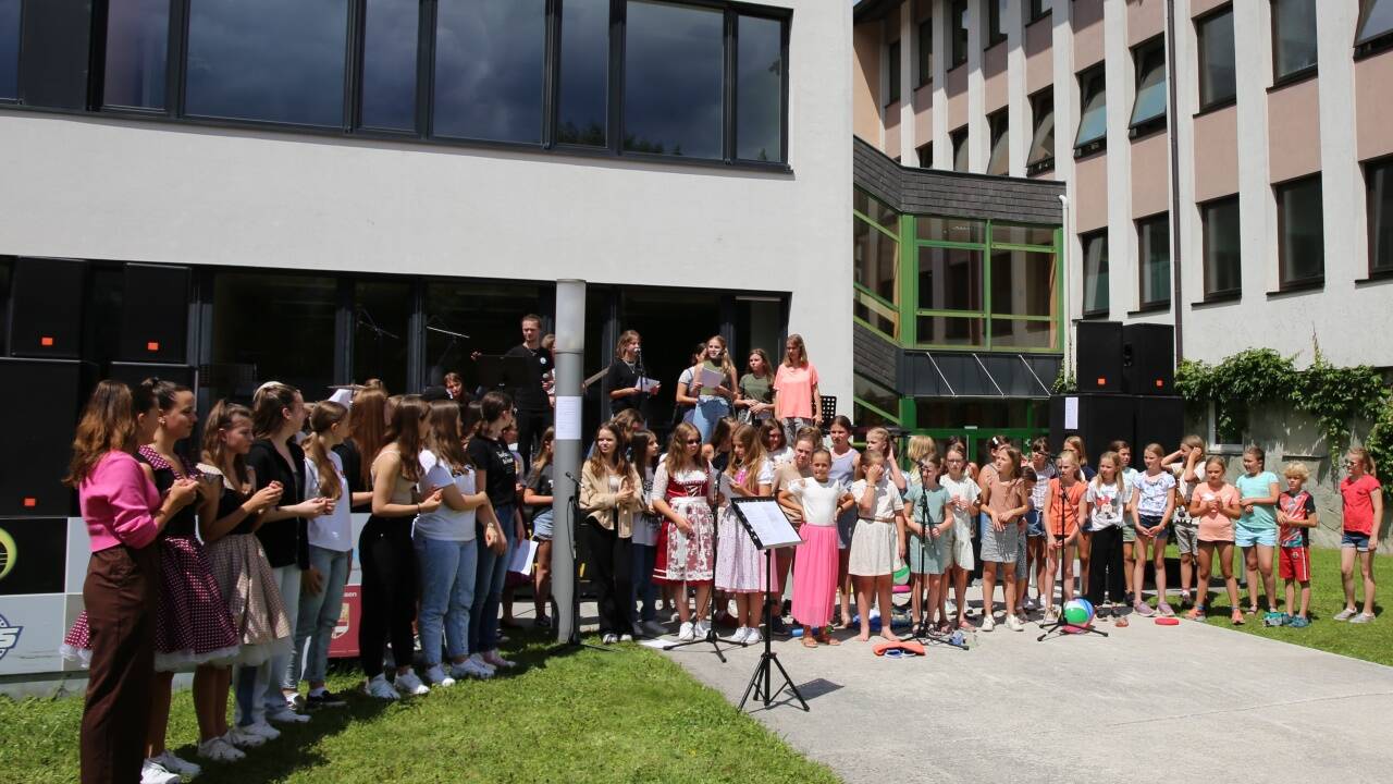 In Bad Hofgastein drehten Gymnasiasten ein Musikvideo mit Volks-, Sonder- und Mittelschülern.   In Bad Hofgastein drehten Gymnasiasten ein Musikvideo mit Volks-, Sonder- und Mittelschülern.