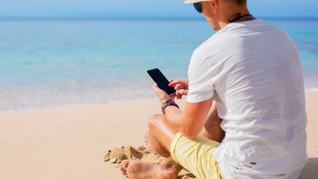 Wer unbeschwert im Urlaub surfen will – nicht nur im Meer, sondern auch im Internet –, der sollte sich vorab zu den Roamingregeln informieren. 