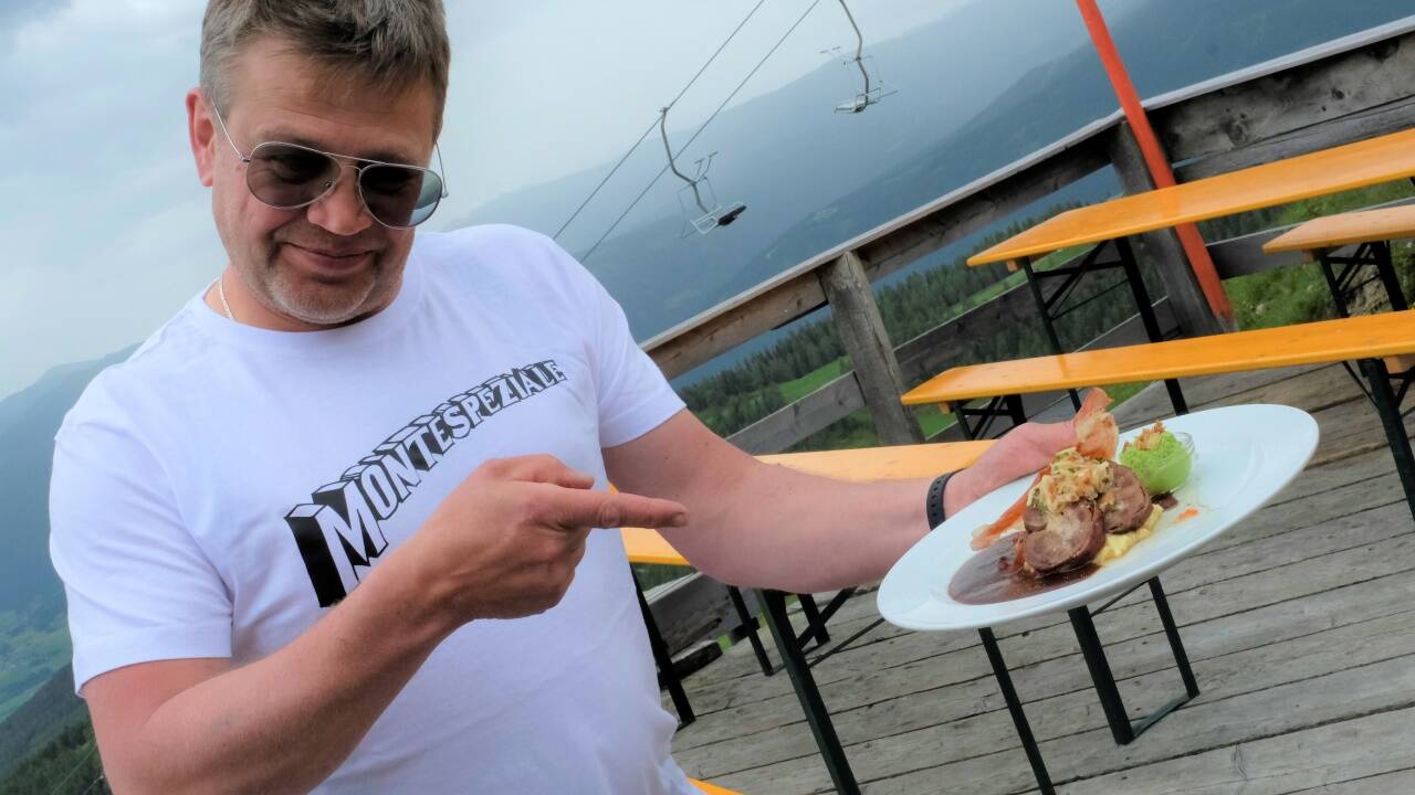 Leonhard Minutillo serviert Niere im Speckmantel mit Kartoffelbrei und Erbseneis. 