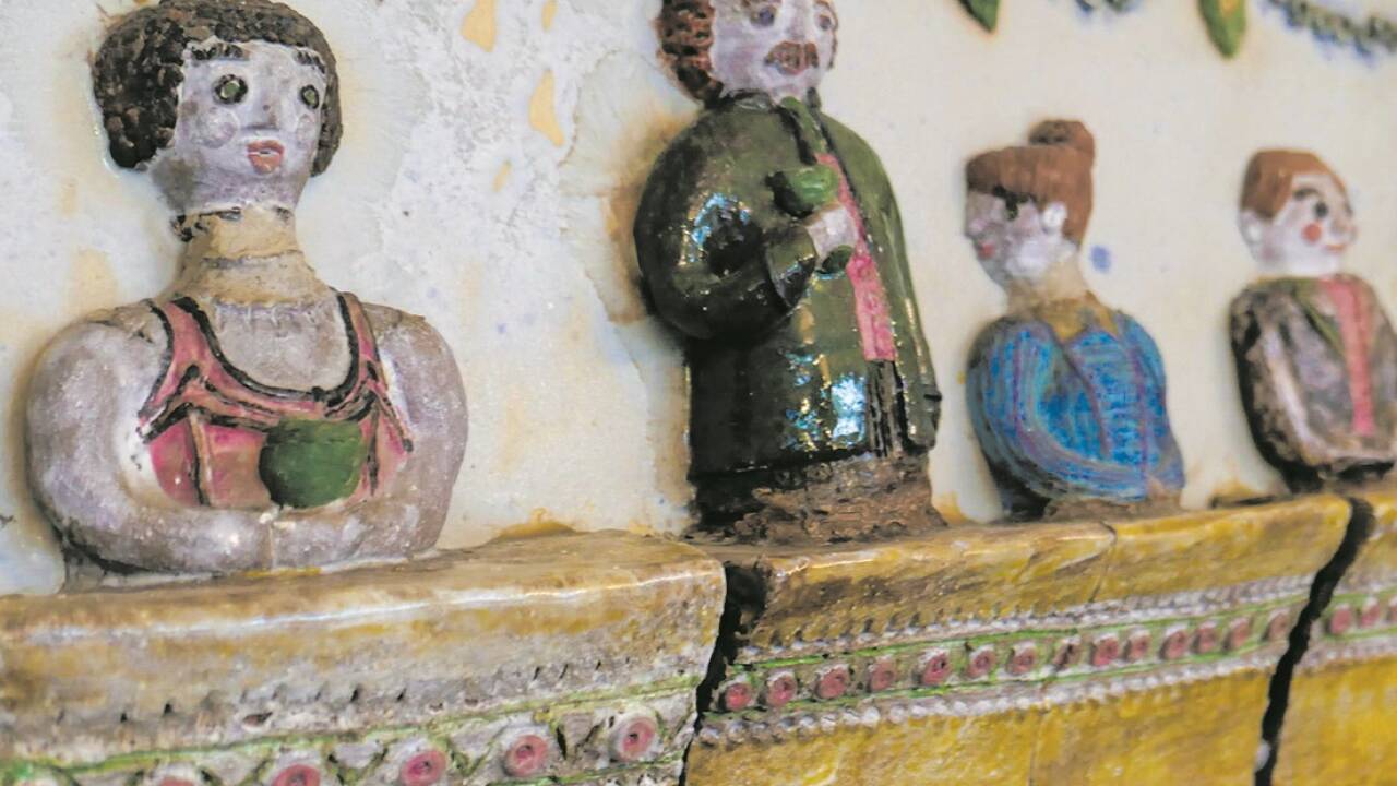 Detailblicke auf das Keramikrelief von Julia Winter.  