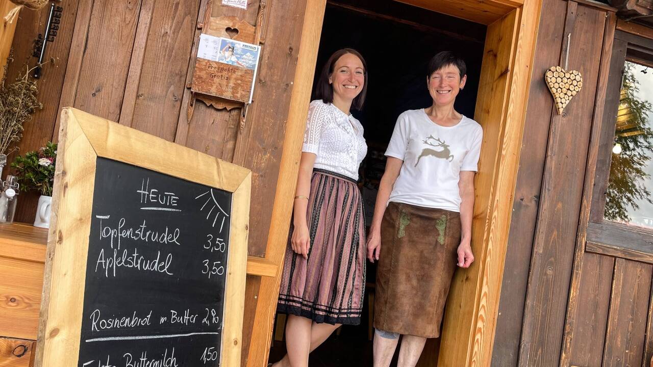 Von Ende Mai bis Anfang Oktober bewirtschaften Petra und Barbara Gsenger die Rettenegghütte auf der Postalm. 