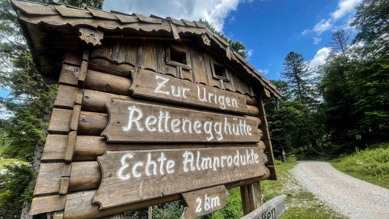 Die Rettenegghütte liegt im Postalmgebiet. Die Hütte ist eine „Käsealm“ der Tennengauer Genussregion. 
