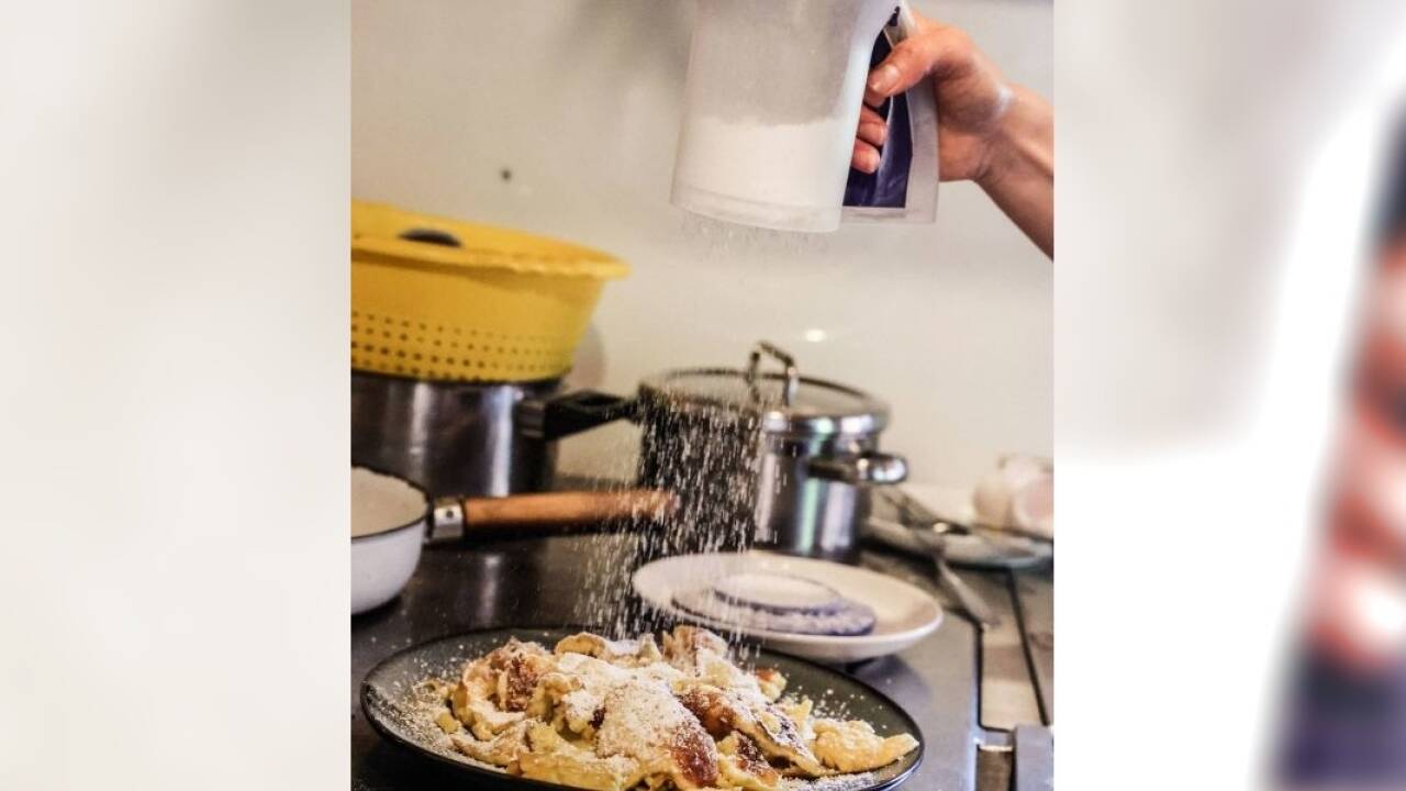 Frisch angezuckert wird der Schmarrn dann serviert. 