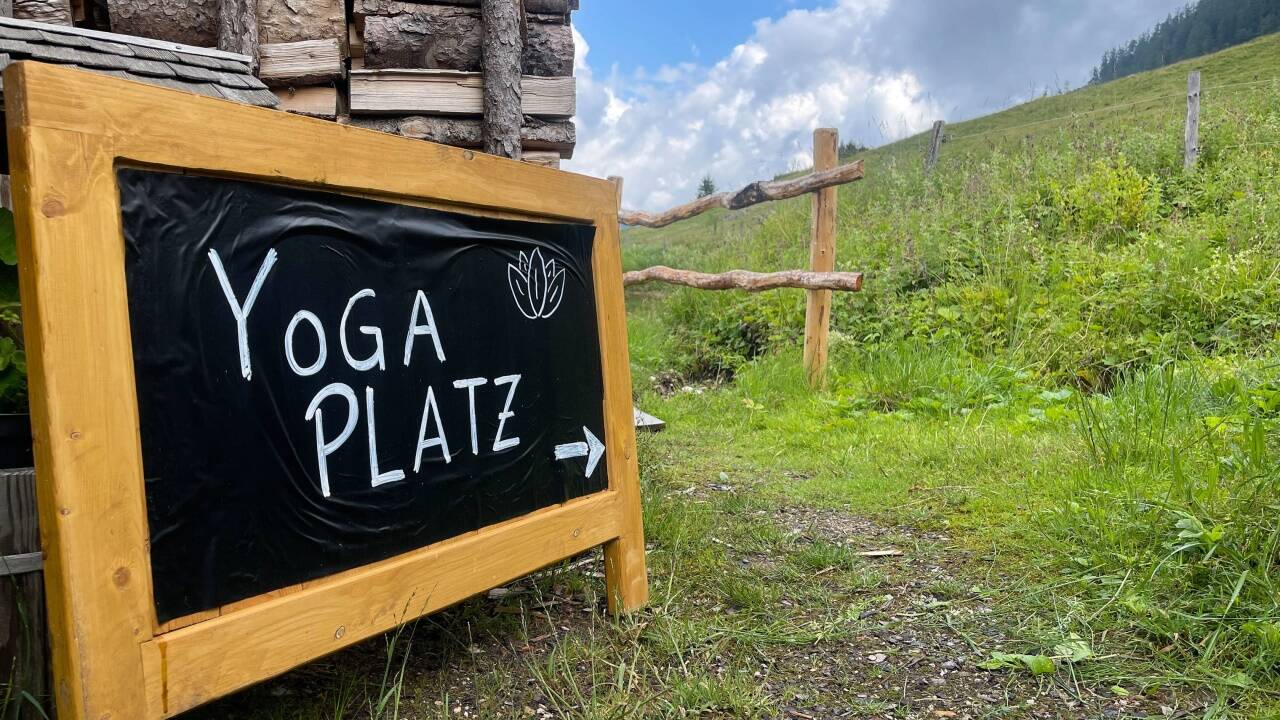 Mittwochs ab 8.15 Uhr bieten die Almbetreiber zudem „Yoga & Brunch auf der Alm“ an. Anmeldung erforderlich (0664 9752500). 