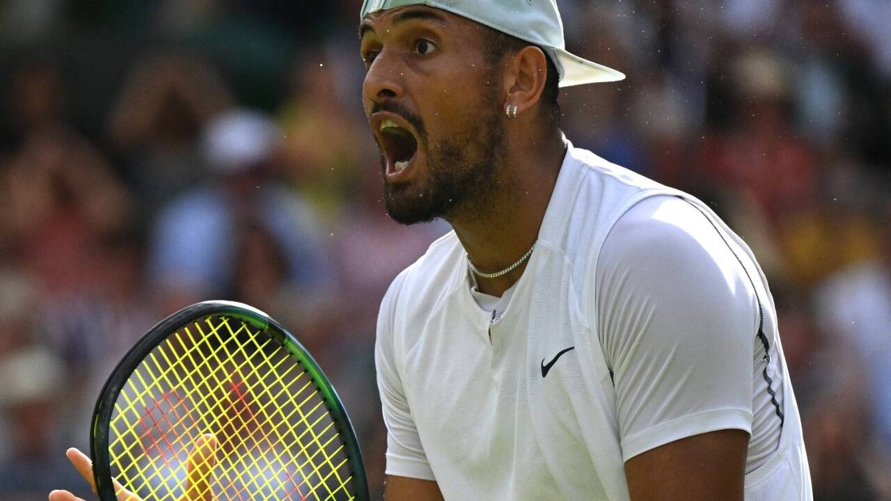 Die typische Pose von Nick Kyrgios: Zusammengezogene Schultern, Mund weit aufgerissen und Schimpfkanonaden in Richtung seines Betreuerteams.  