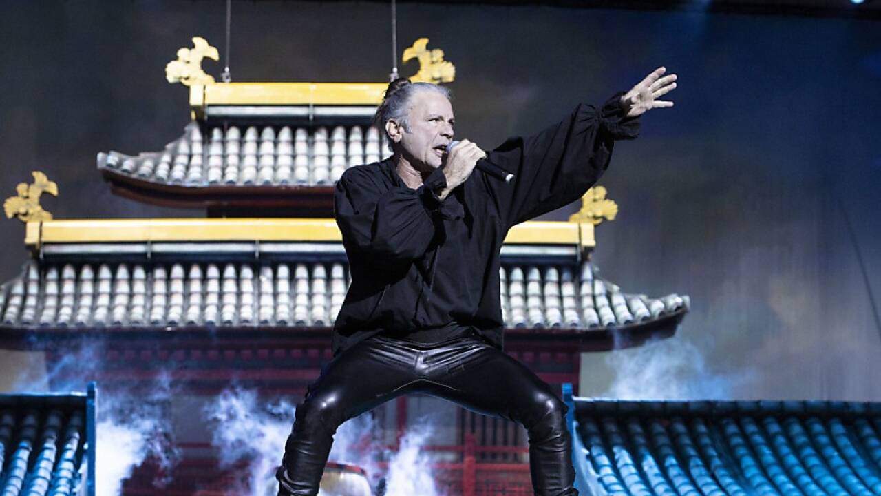Frontman Bruce Dickinson beim Konzert in Wiener Neustadt 