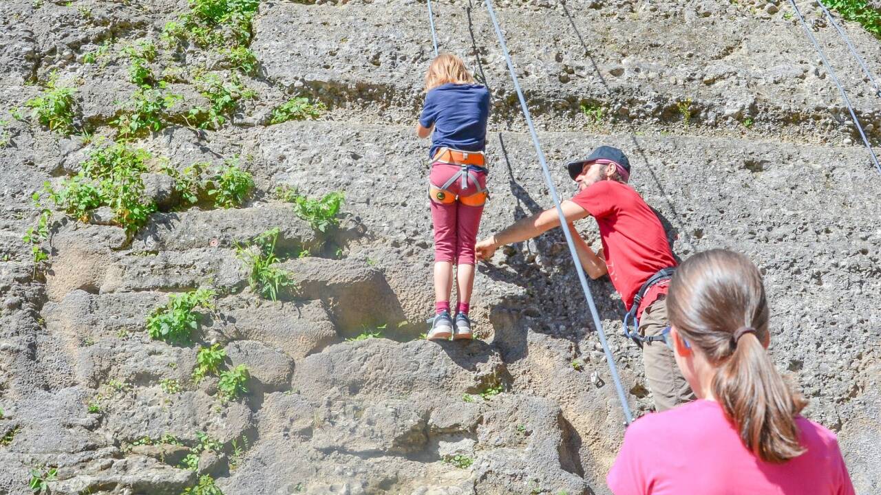 Kinder aus allen Altersklassen versuchen sich beim Seilklettern in der Stadt Salzburg. 