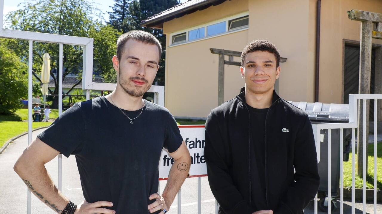 Julian Seidenbusch (li.) und Tom Noah Maasa vor der übermalten Wand des Kindergartens Schallmoos. Bis Freitag war sie noch mit einem Dschungelbild mit Dunkelhäutigen im Bastrock und mit Knochen im Haar bemalt. Julian Seidenbusch (li.) und Tom Noah Maasa vor der übermalten Wand des Kindergartens Schallmoos. Bis Freitag war sie noch mit einem Dschungelbild mit Dunkelhäutigen im Bastrock und mit Knochen im Haar bemalt.