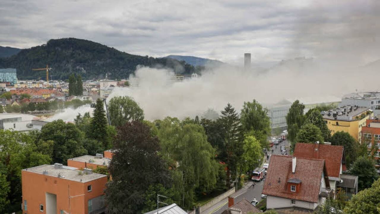Dichte Rauchschwaden waren über dem Stadtteil Lehen zu sehen. 