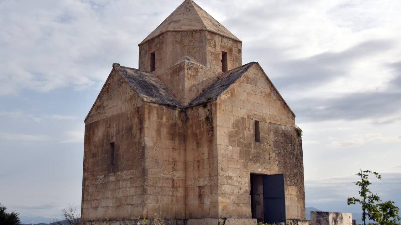 Die Wallfahrtskirche Spitak Chatsch („Weißes Kreuz“) in Vankhasar wurde im ersten Karabachkrieg beschädigt und neu aufgebaut. Seite Ende 2020 ist sie unter Kontrolle von Aserbaidschan und für Armenier unzugänglich. Die Wallfahrtskirche Spitak Chatsch („Weißes Kreuz“) in Vankhasar wurde im ersten Karabachkrieg beschädigt und neu aufgebaut. Seite Ende 2020 ist sie unter Kontrolle von Aserbaidschan und für Armenier unzugänglich.