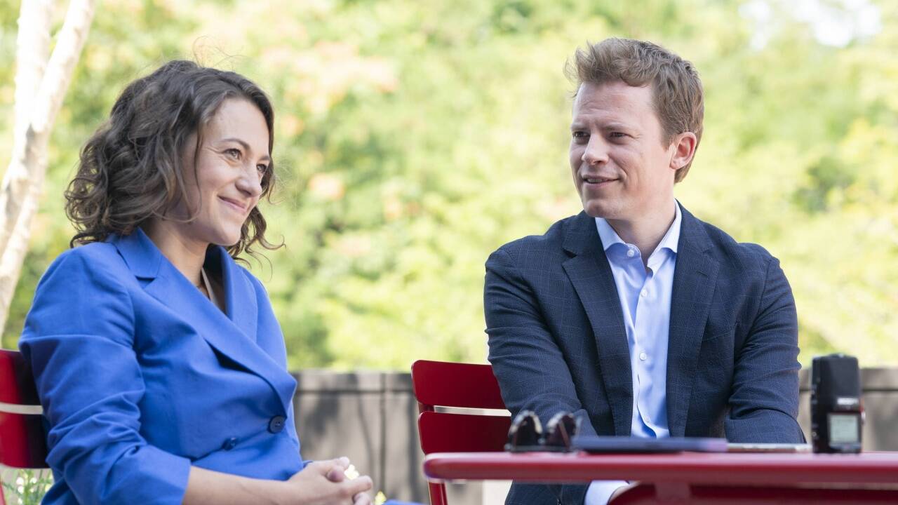 Wollen mit ihren Gesprächen jene abholen, die sich von der Politik entfernt haben: Radiojournalistin Julia Schmuck und TV-Moderator Tobias Pötzelsberger. 