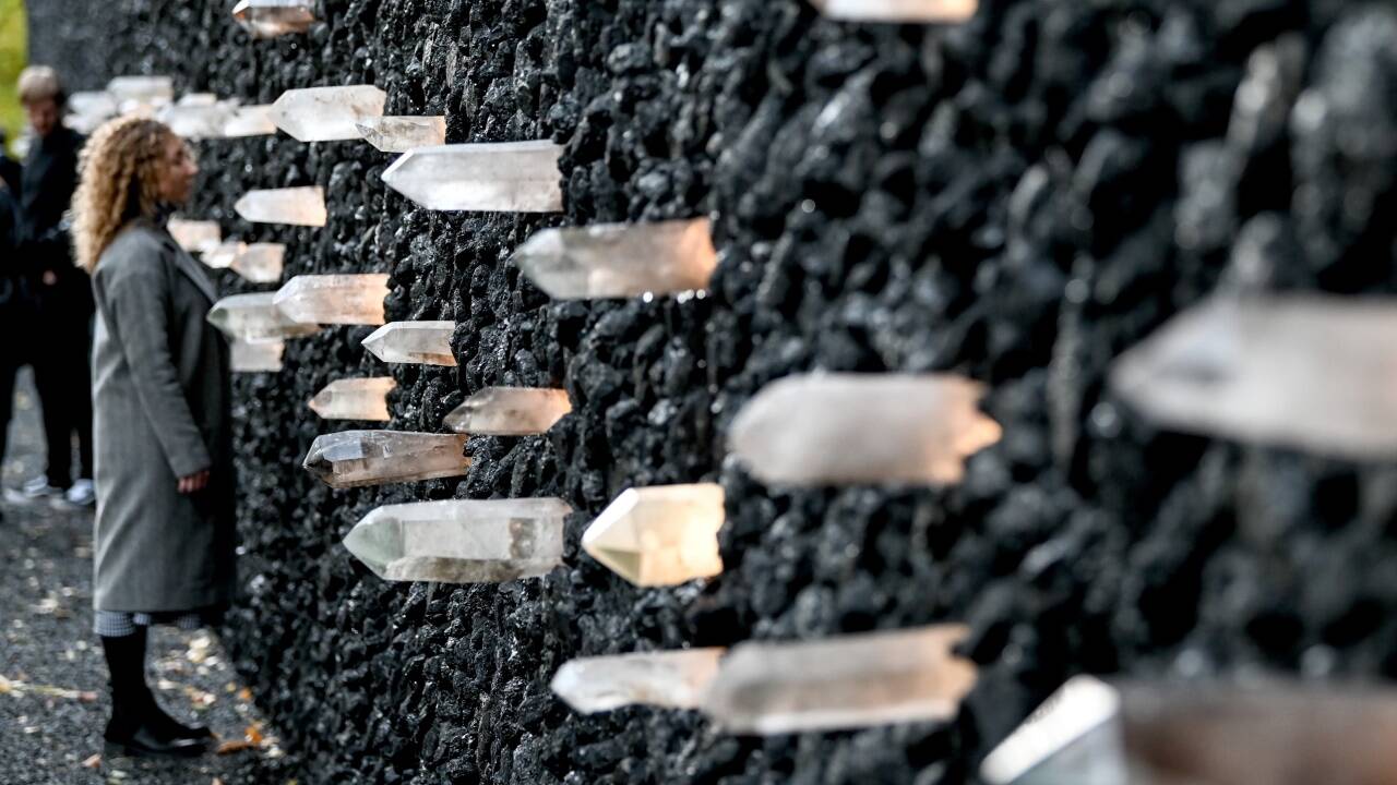 Zum 80. Gedenktag an das Massaker von Babi Jar hat auch die Künstlerin Marina Abramović 2021 ein Monument verwirklicht: eine Klagemauer mit 75 Kristallen.  