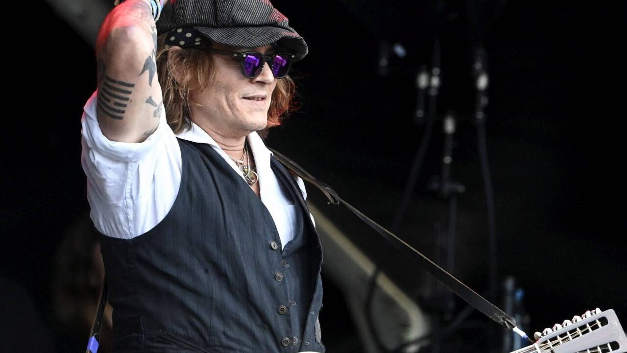 Johnny Depp spielt live mit Jeff Beck auf der Bühne. 