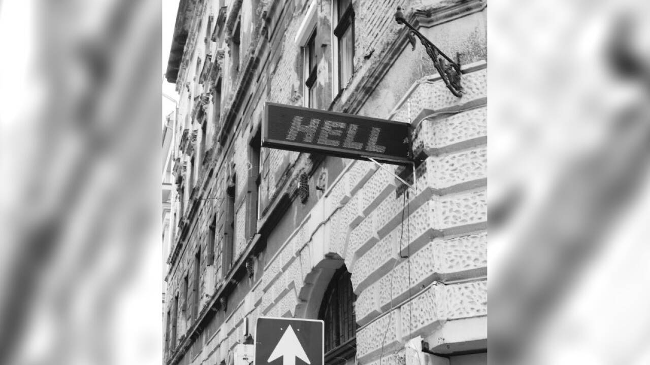 Hölle an jeder Ecke? Das Foto von Lars Eidinger ist zu sehen in der Ausstellung „Black & White“ in der Leica Galerie Salzburg.  