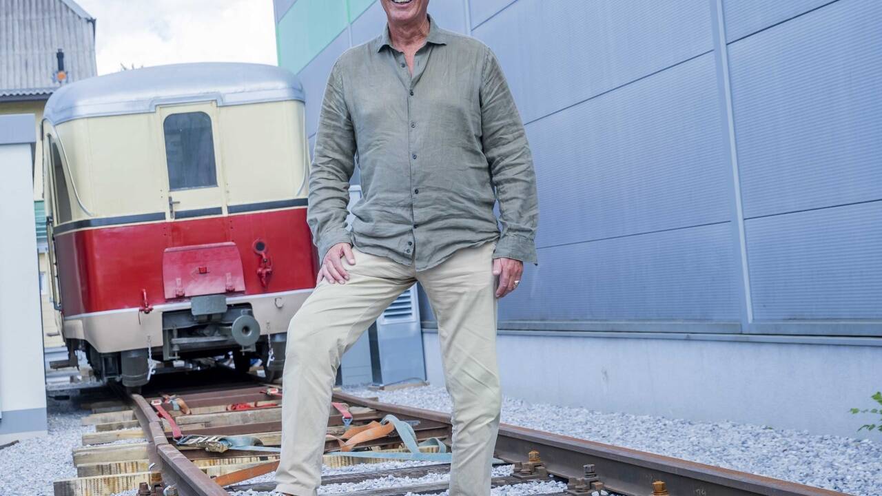 Edi Mainoni hat den historischen Lokalbahn-Waggon gekauft. Am Dienstag wurde er von Schwechat nach Salzburg geliefert und neben seinem Multistorage im Stadtteil Sam platziert.  