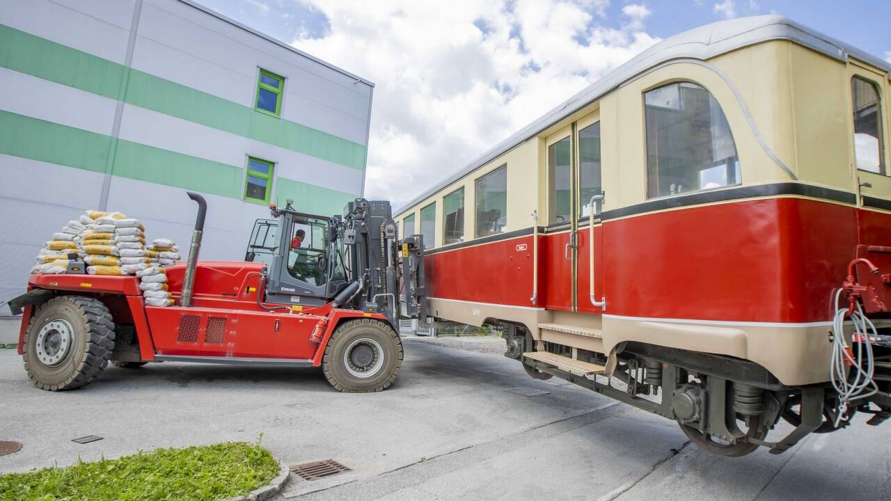 Am Dienstag kam der Waggon aus dem Eisenbahnmuseum Schwechat nach Salzburg-Sam.  