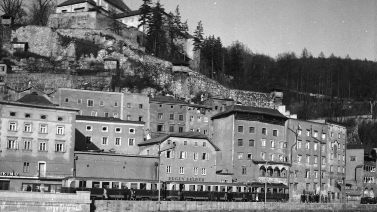 Die Lokalbahn fuhr Anfang der 1950er Jahre mitten durch die Stadt Salzburg – hier in der Imbergstraße (Giselakai).  