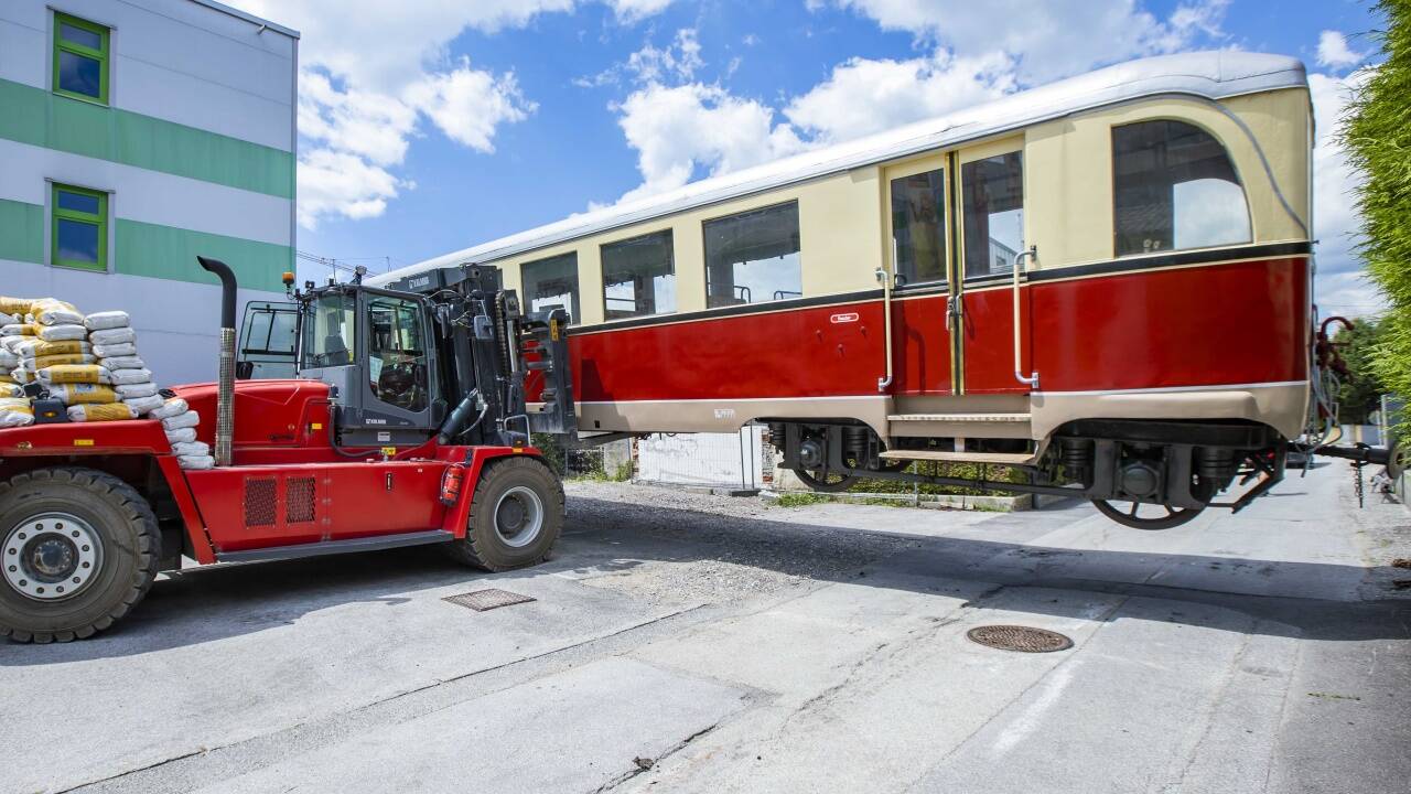 Am Dienstag kam der Waggon aus dem Eisenbahnmuseum Schwechat nach Salzburg-Sam.  