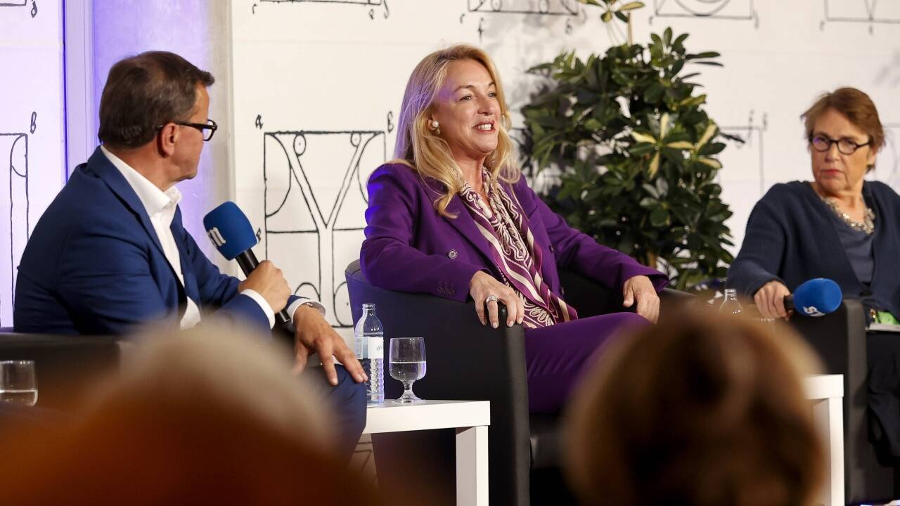 Die neue Festspielpräsidentin Kristina Hammer (Mitte) stellte sich den Fragen von SN-Chefredakteur Manfred Perterer (links) und SN-Kulturressortleiterin Hedwig Kainberger (rechts). Die neue Festspielpräsidentin Kristina Hammer (Mitte) stellte sich den Fragen von SN-Chefredakteur Manfred Perterer (links) und SN-Kulturressortleiterin Hedwig Kainberger (rechts).