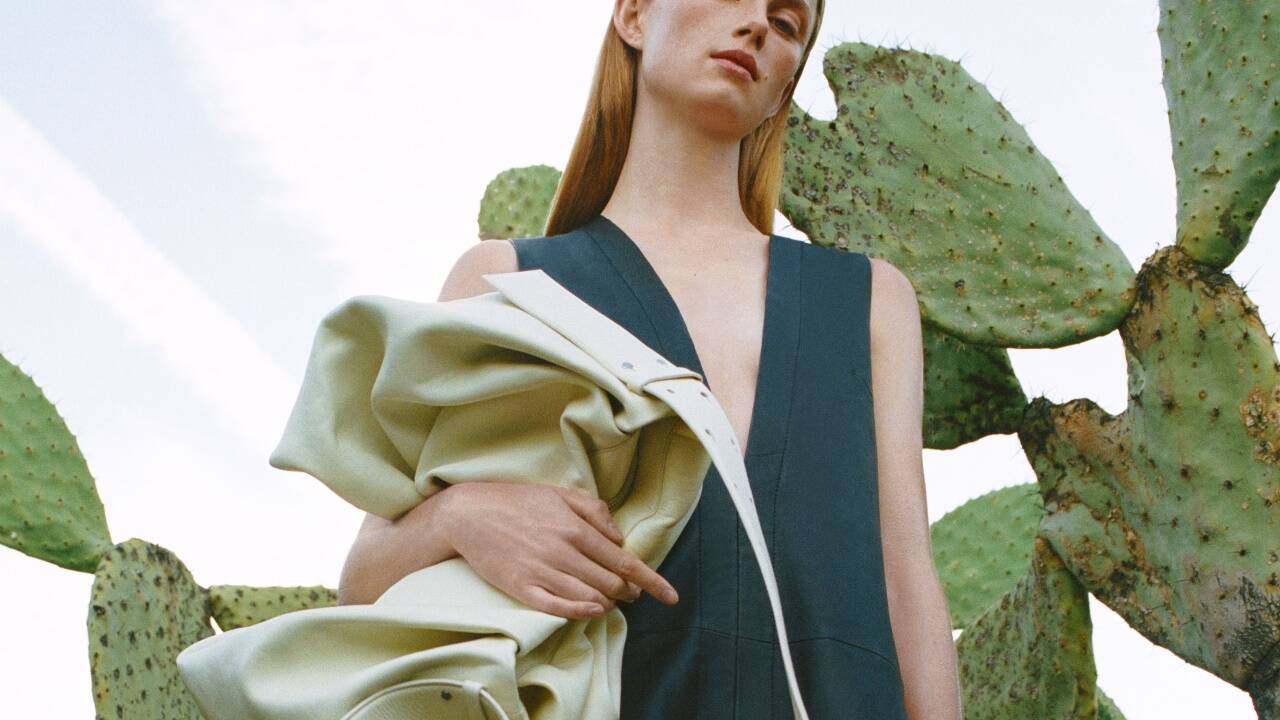 Die Mode setzt im Sommer 2022 auf starke Farben und auf starke Materialien wie Leder. 