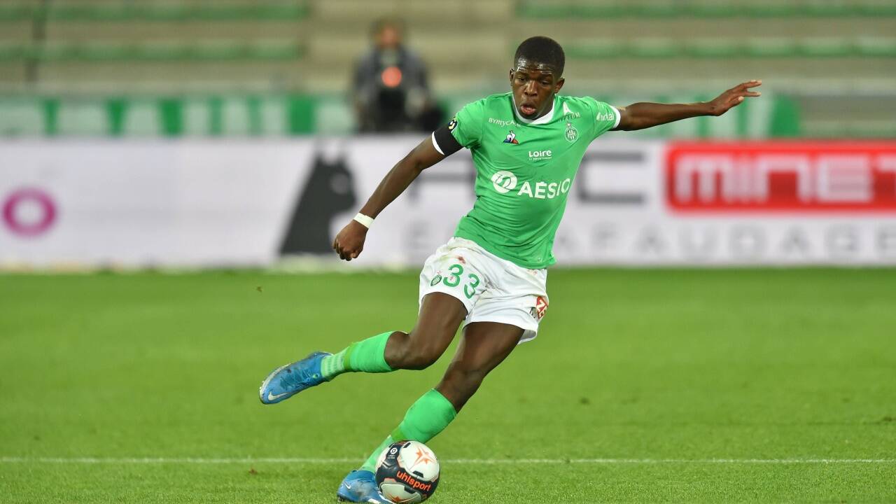 Bullen holen Frankreichs Toptalent Lucas Gourna-Douath. Bullen holen Frankreichs Toptalent Lucas Gourna-Douath.