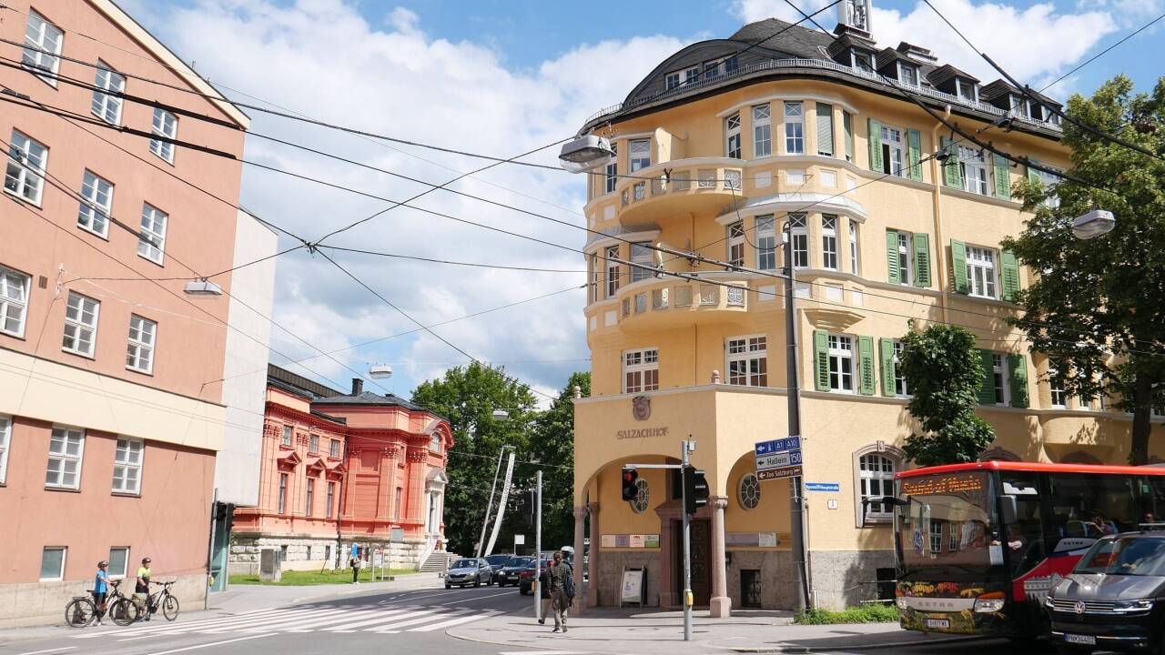 Der Salzachhof, umbrandet vom Verkehr.  
