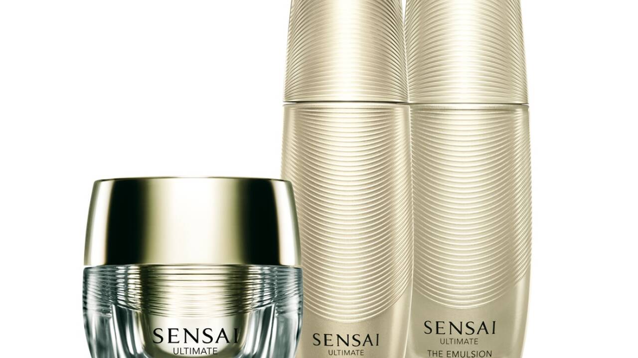 „Ultimate“ von Sensai reaktiviert mit dem Sakura Eternal Complex und edler Koishimaru-Seide alle Hautfunktionen.  „Ultimate“ von Sensai reaktiviert mit dem Sakura Eternal Complex und edler Koishimaru-Seide alle Hautfunktionen.
