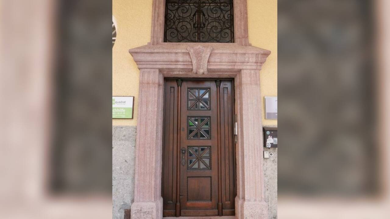 Blick auf das kunstvolle Portal.  