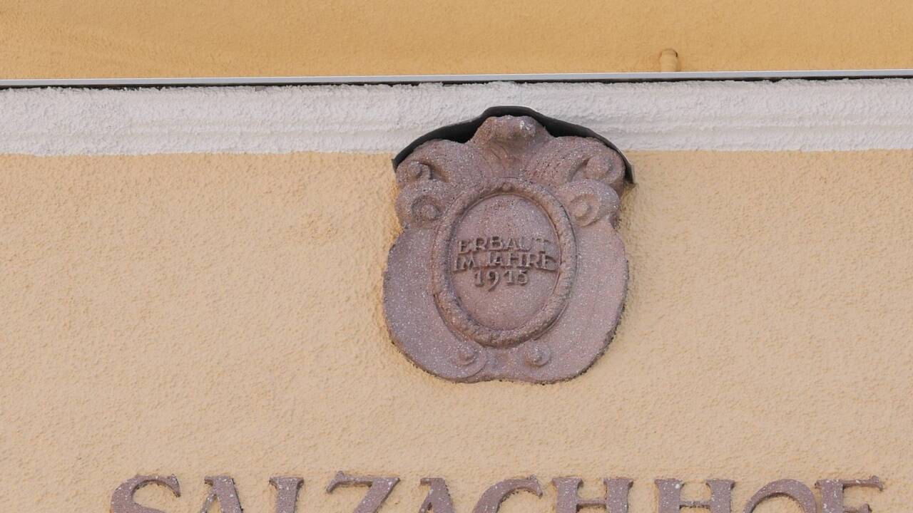 Der Gebäudename und das Baujahr sind verewigt.  