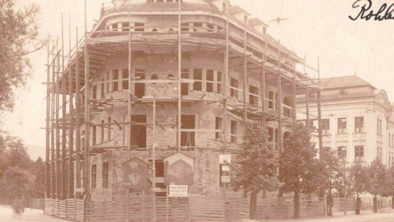 Ein Blick zurück, der Salzachhof in Bau, dahinter die Volksschule Nonntal, daneben Straßenbahnschienen.  