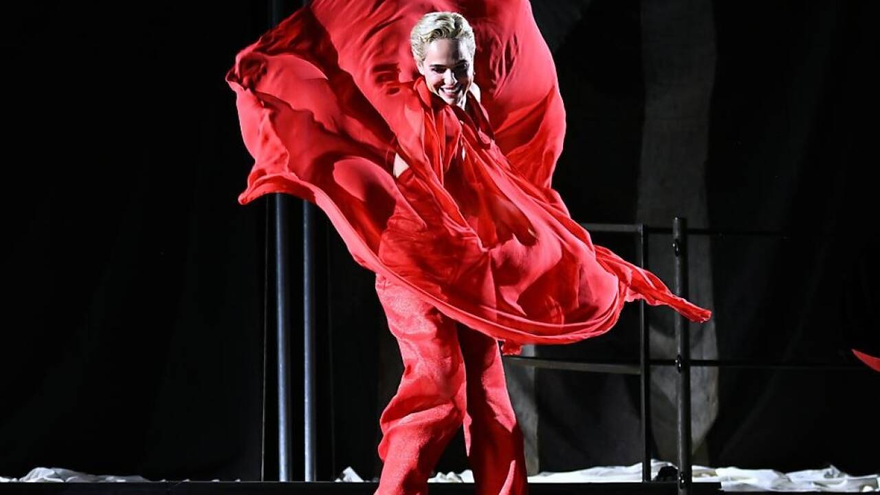 Verena Altenberger weiß ihren Chiffon zu nutzen 