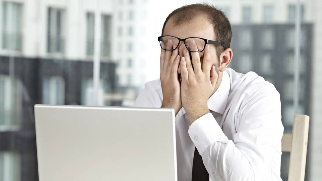 Das zulange Arbeiten mit einem Bildschirm kann eine Ursache für trockene Augen sein.   Das zulange Arbeiten mit einem Bildschirm kann eine Ursache für trockene Augen sein.