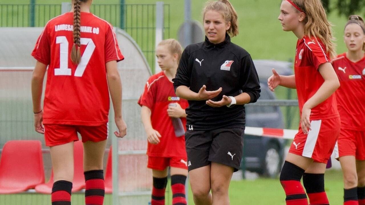 Lisa Alzner.   Lisa Alzner.