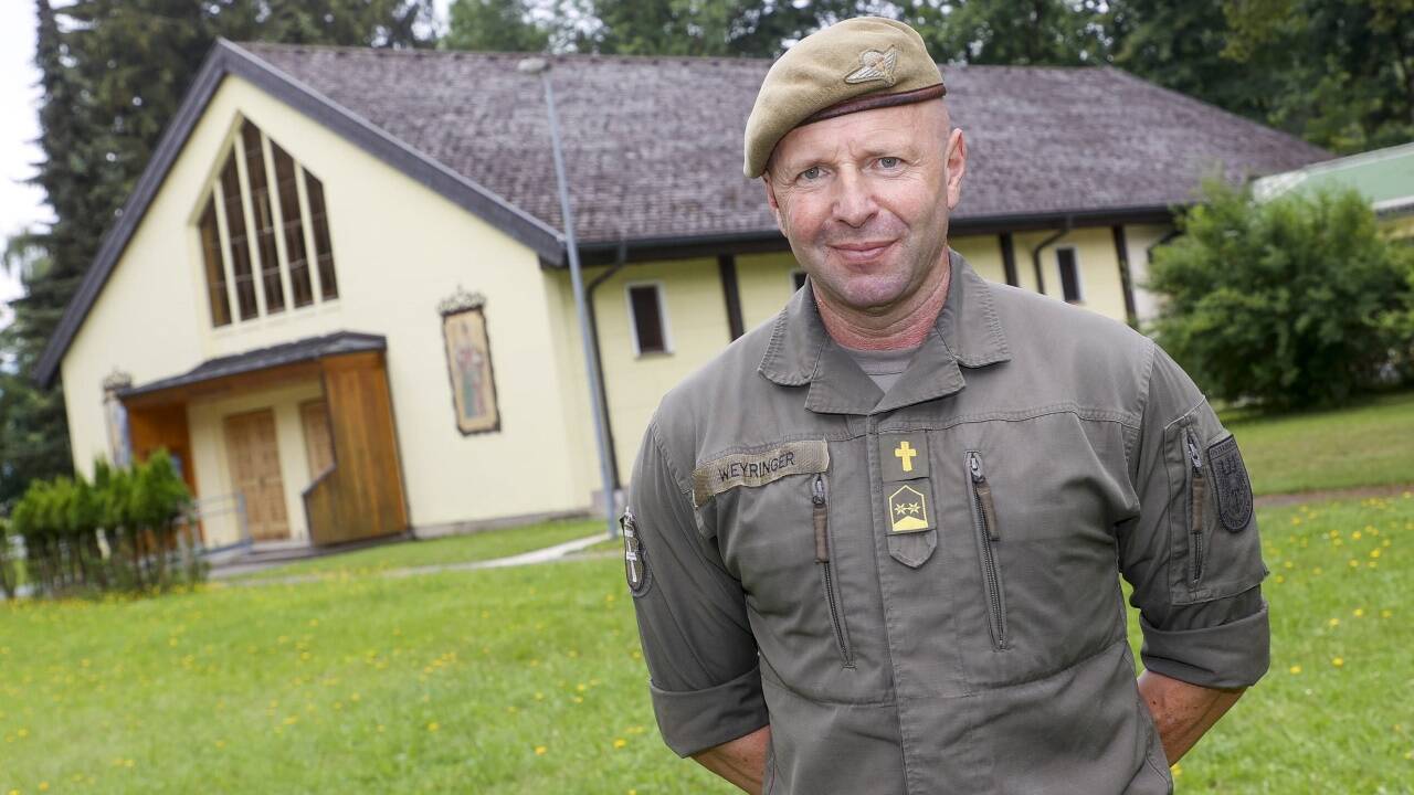Ein Pfarrer in Uniform. Anfangs konnte sich Richard Weyringer mit der schlichten Kirche auf dem Kasernengelände nicht anfreunden.  
