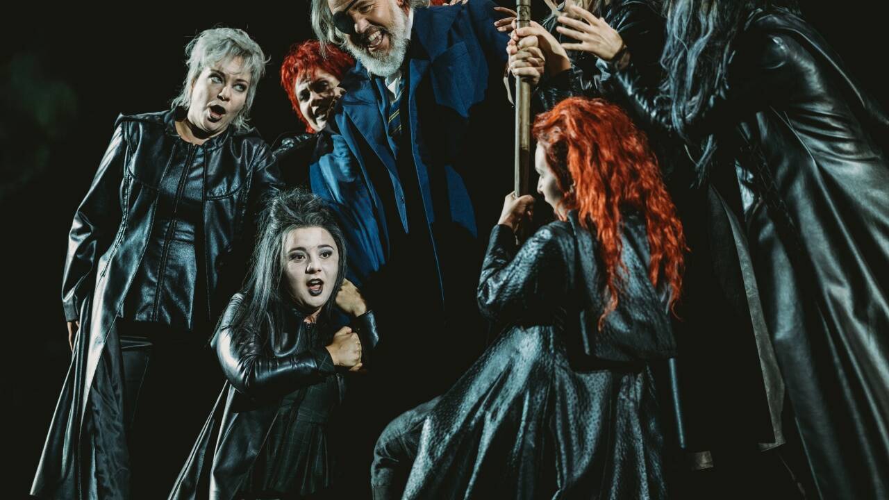 Simon Bailey als Wotan im Kreis seiner Walküren-Töchter 